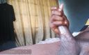 Solo gay masturbation: 抚摸我的大黑屌直到我硬了。