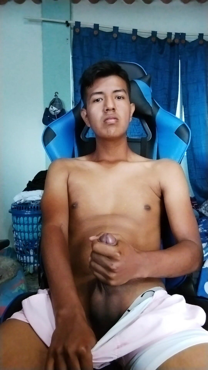 Deiby Latino: Joven Latinoameričanka Se Corre