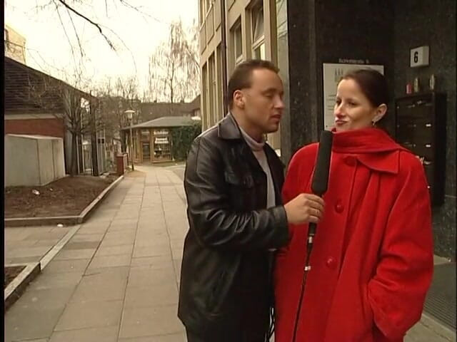 Lucky Cooch: Bruna signora tedesca intervistata all'aperto