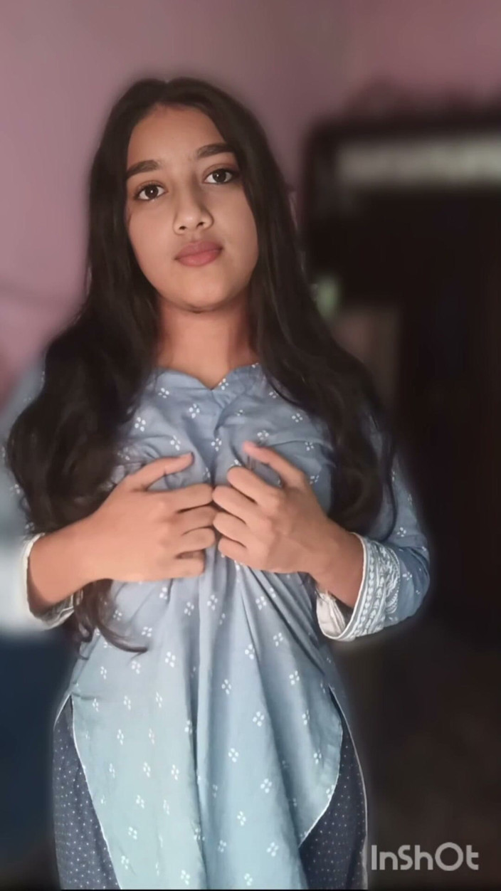 Naughty_Sana: Une demi-sœur sexy se montre étroite et romantique