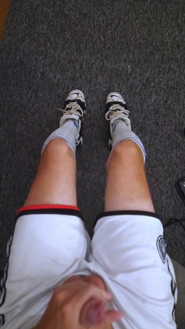 Sneakersmax98: आदमी एयर रेड अलर्ट की आवाज के लिए हस्तमैथुन करता है