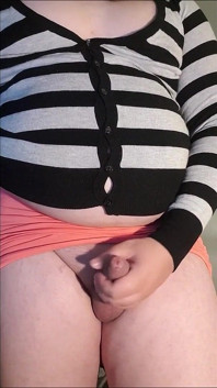 치마를 들어 올리고 클리토리스를 보여주는 Sissy Jeanette