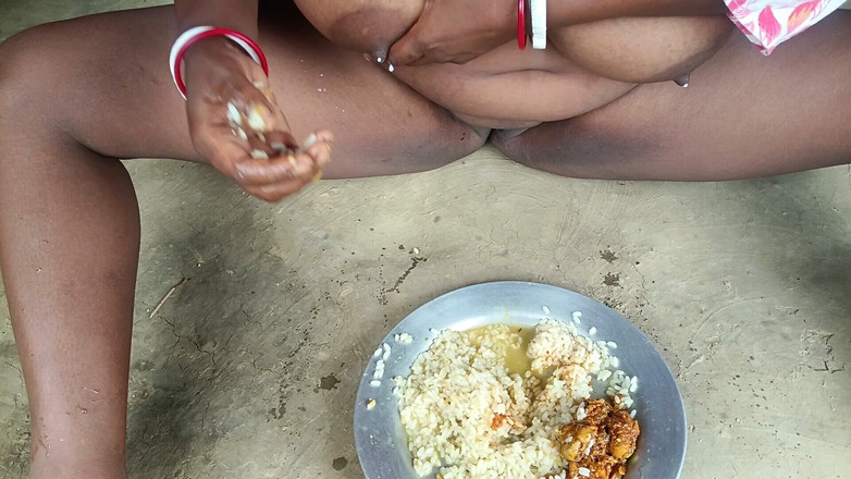 Chmeli1: Дезі бхабхі розважається під час їжі