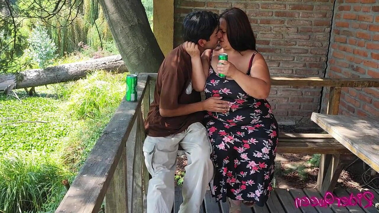 Riderqueen: 胖美女继母享受她刚来的继子的陪伴 - Kisses