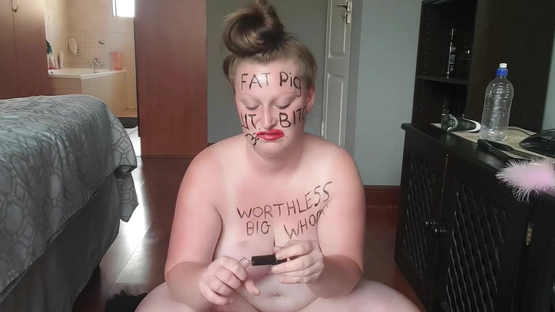 domslutfucker: Bella donnona a seno nudo con grandi tette si degrada...