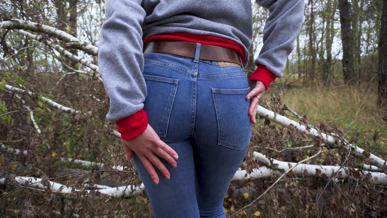 Teasecombo 4K: Milf en apretados jeans azules provoca su gran culo al...