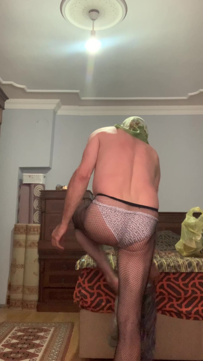 cd_aysemmm: Ibu tiriku dengan pantat montok berhijab lagi buka baju