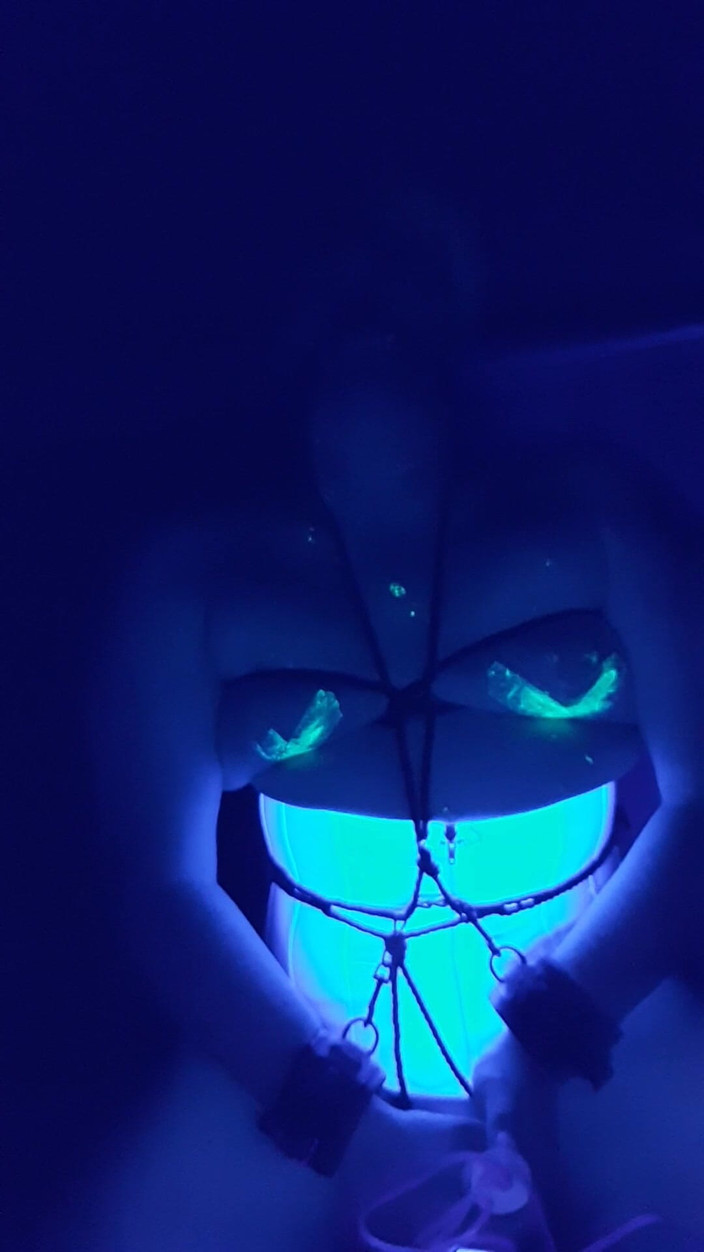 Roxxie rae page: Black Light自我束缚