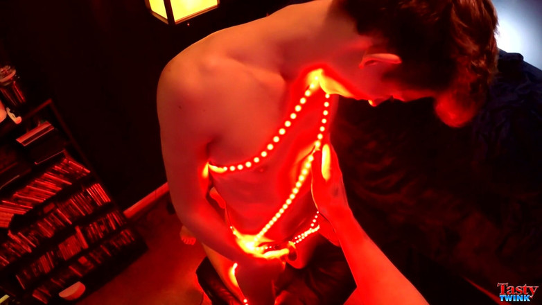 Tasty Twink: Trace dapat pantat yang dinyalakan!