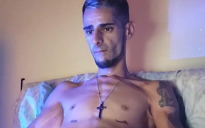 Alexx Blackk Gay: In this video you can see me masturbating very well
