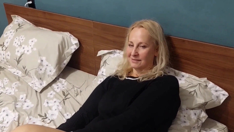 Selena701: Blonďatá zralá manželka si užívá poloviční oblečená sexuální hry