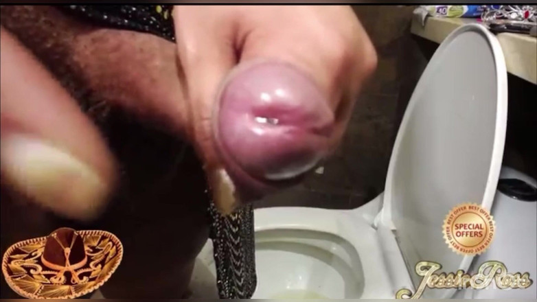 JessieRoss: 2 больших писаю в туалете и сперма пикантная