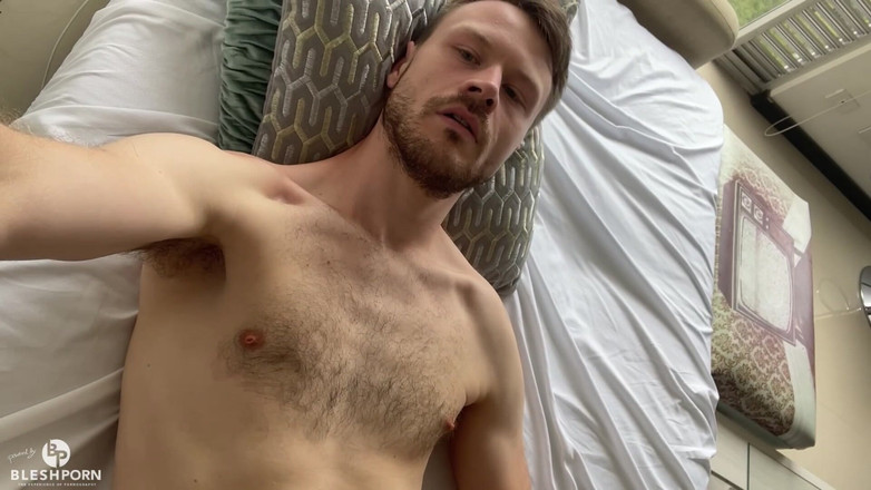 bleshporn: Julian Blesh pokazując swojego grubego kutasa