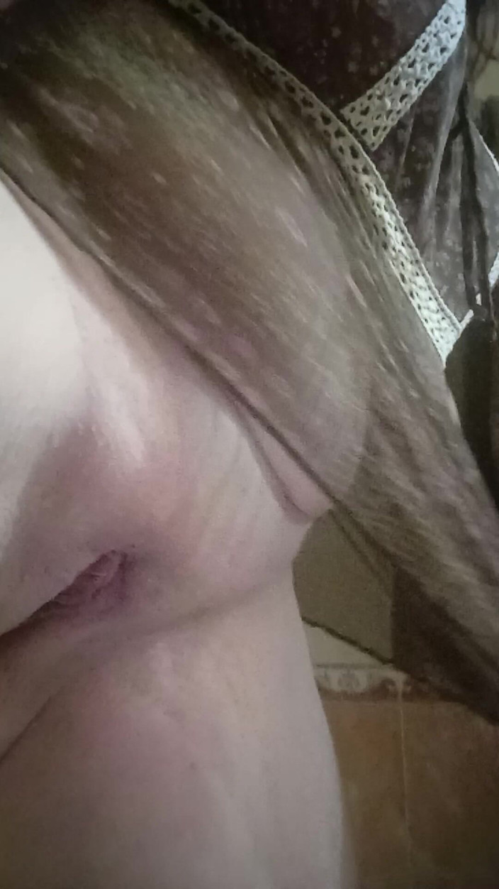 Carmen40: 撒尿和脱衣服