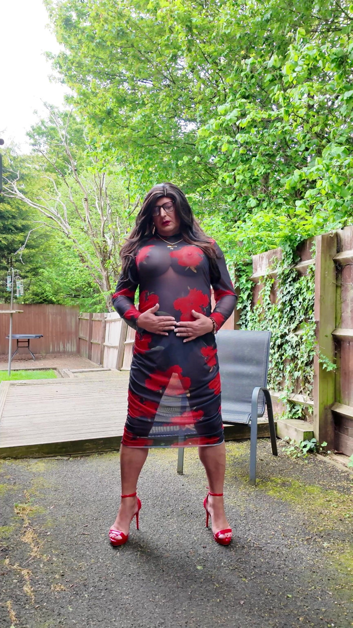 Kellycd2022: Travesti Kellycd2022 en longue robe noire et rouge transparente et...