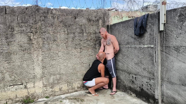 carmonaoficial: En baisant l’ours dehors, je trayais le cul de ce...