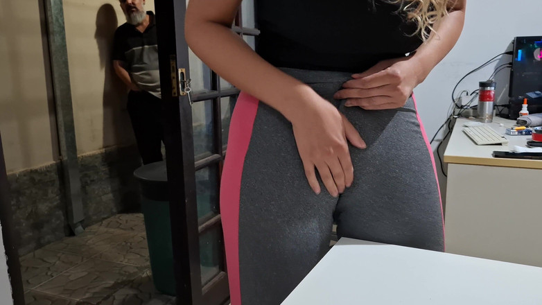 Gabi SweetCouplesStories: 在邻居的帮助下在桌子上自慰她的骆驼趾