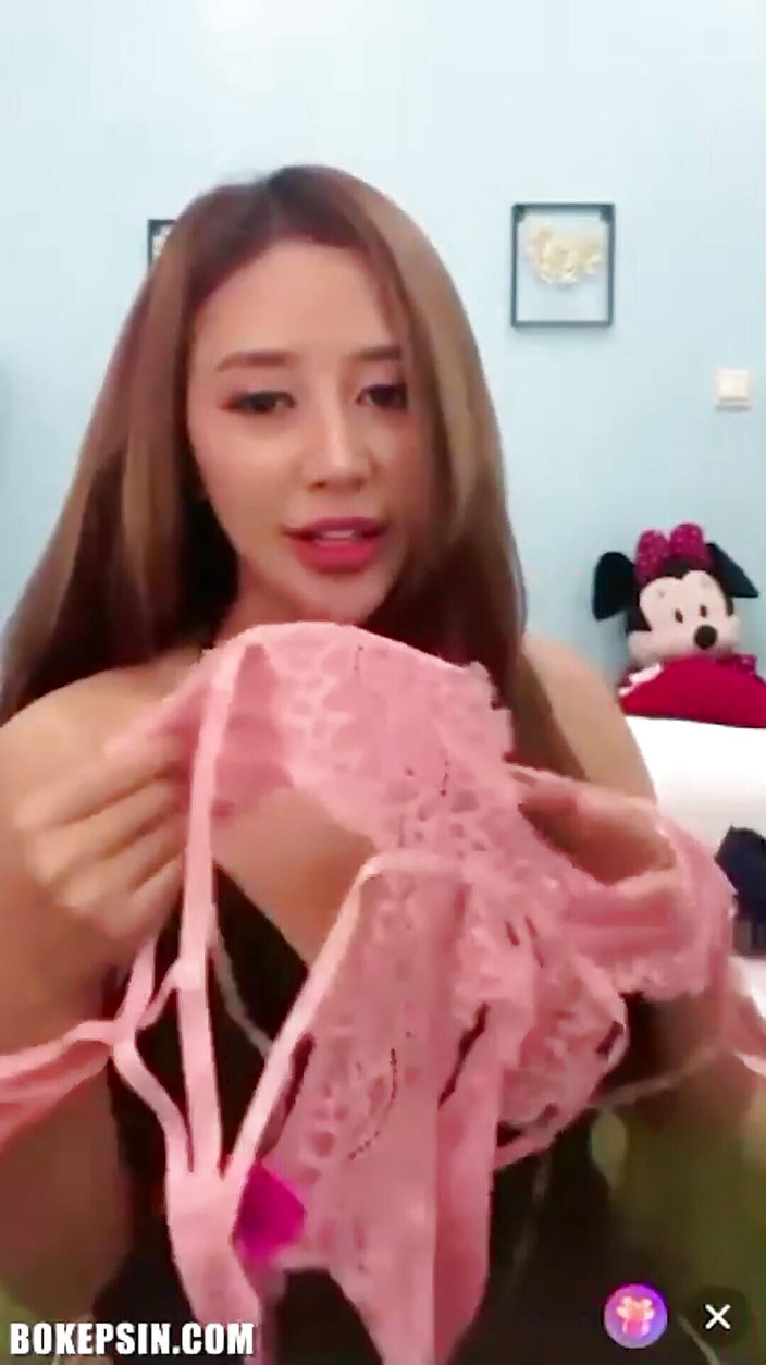 Indoseblay: 当荡妇戏弄我的继妹时，黑色的礼服被打开