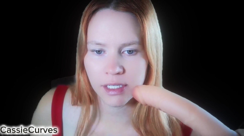 Cassie Curves: Usta twojej żony