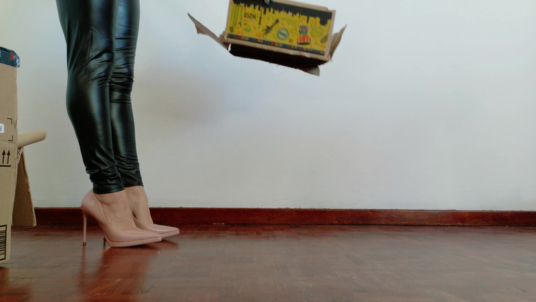 Kinky Lyrical: 高跟鞋大战纸板