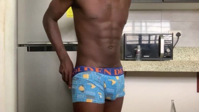 WildFreakBottom: 복서 아래 큰 정액, 신음과 불룩한