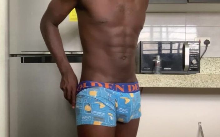 WildFreakBottom: 복서 아래 큰 정액, 신음과 불룩한