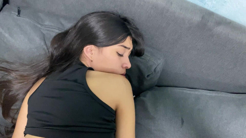 CamilaNova: 在家梳理的理智继妹想要品尝我的鸡巴