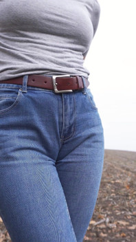 MILF neckt ihren großen cameltoe in Blue jeans im freien