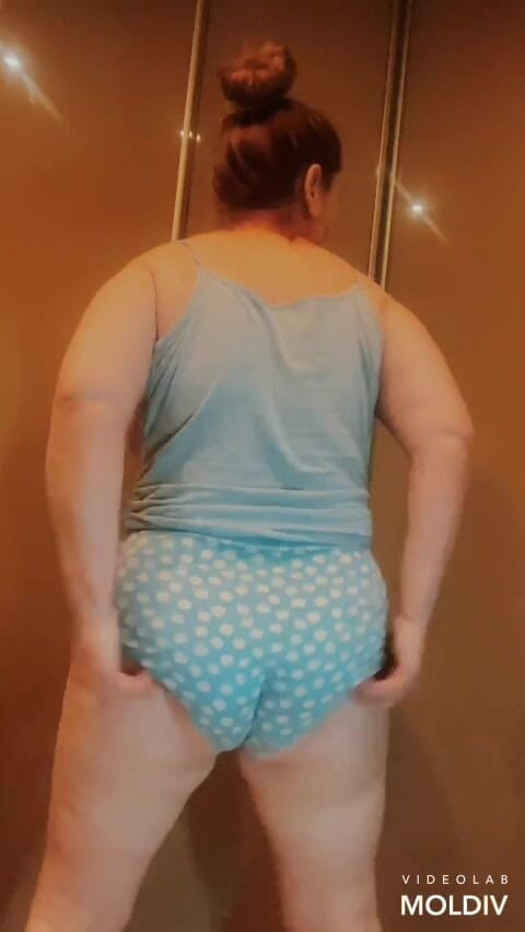 VikkiGeorgia: Lo show in mutandine della nonna