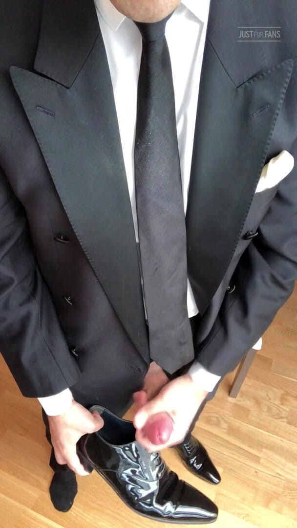 Master Shiny Shoes: Wichsen Im Schwarzen Anzug