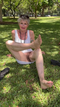 Membentangkan Kaki Saya Di Lawn Taman Botani