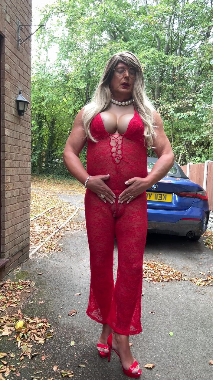 Kellycd2022: Si seksi crossdresser kellycd2022 dengan baju jumpsuit merah seksi dan...