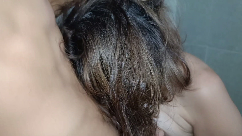 Jovencandelita: Ik vind mijn stiefmoeder masturberend in de badkamer en neuk...