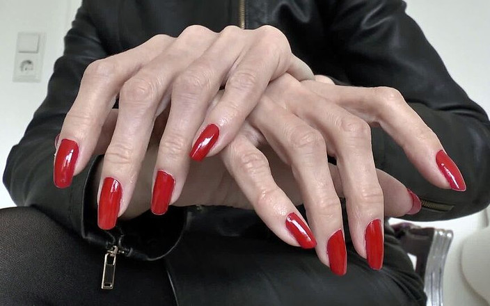 Lady Victoria Valente: Artigli rossi - vestita interamente in pelle nera