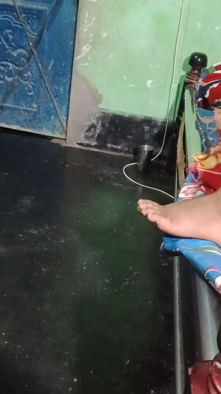 Desimombd: 孟加拉夫妻在村屋里啪视频