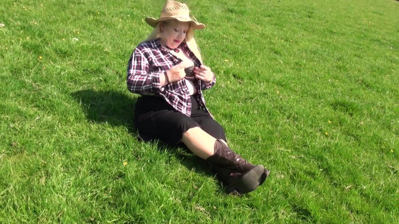 Dirty Doctors Clips: A walk in the country