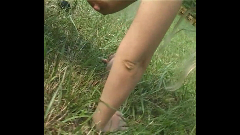 XTime Solo: Una troia bionda spudorata fa sesso da sola nei boschi