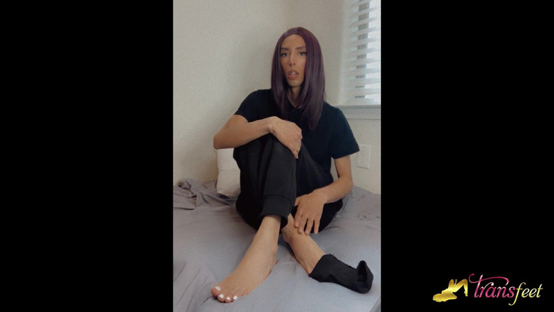 Trans and Cross-Dressers Feet: Smal och sexig brunett Shemale Dawn Rivera älskar att använda sin...