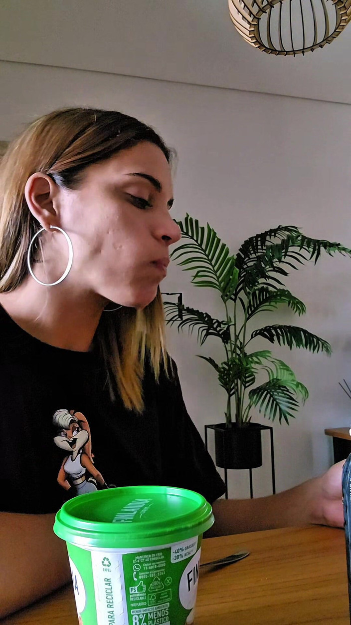 Young big apple: Wir Haben Mit Meinem Mitbewohner Einen Snack Gegessen, Nachdem Wir...