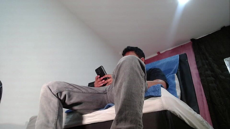 Tommhot: Tôi để máy ảnh bật trong khi thủ dâm xem phim khiêu...