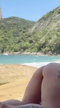 Si rambut merah dan si rambut coklat terangsang di pantai dan menghisap satu sama lain secara diam-diam