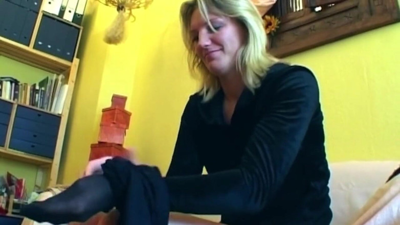 German bitch hunter: Blonde Spreads for Deep Pussy Fingering