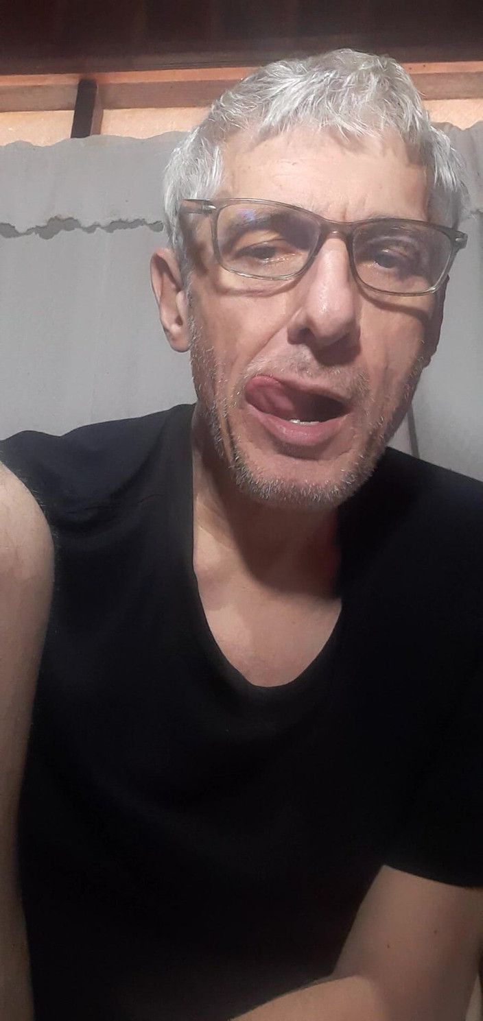 Big uncut hard cock: 私の口と私の舌で温かくロマンチックな愛情のこもったキスを一緒にしましょう。