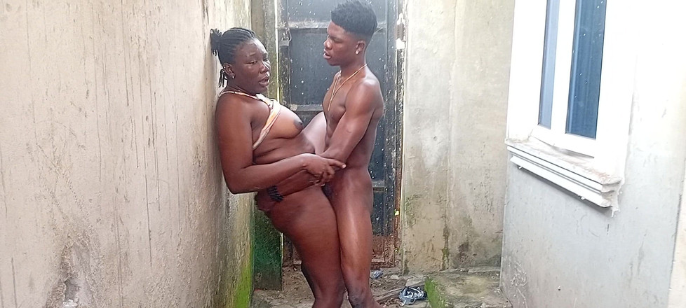 Creamyshuga: Üvey kız kardeşi yarağın ne kadar büyük olduğunu gördü ve...