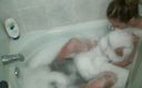 ChickPass Amateurs: 거유 밀프 Leeanna의 섹시한 버블 목욕