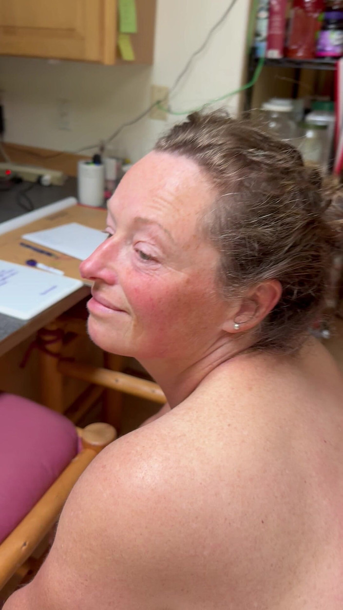 Bonewizzard69: 大屁股白人美女熟女人妻在厨房里摇晃她的屁股