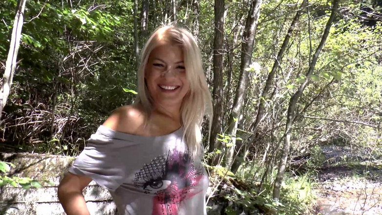 Amateur Pornos XXX: Pisseuse Jasmine Rouge - Špinavá německá chcací královna uvolňuje masivní zlaté proudy