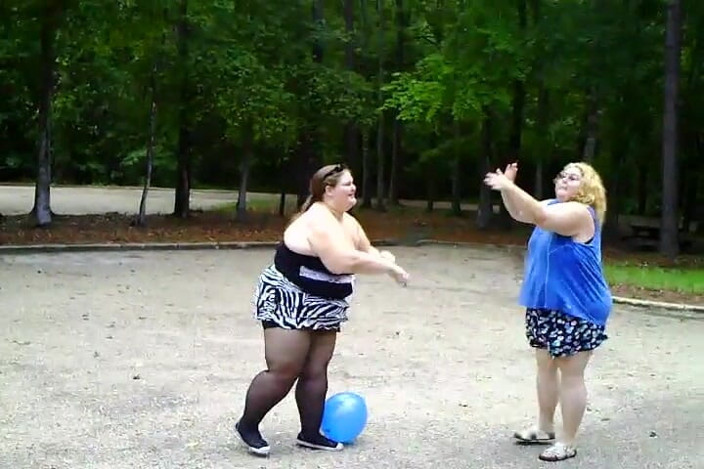 BBW nurse Vicki adventures with friends: Angie Kimber und ich spiele mit ballons draußen