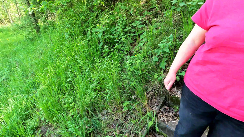 Bouncy Tits Action: Biciuind sânii goi în gară
