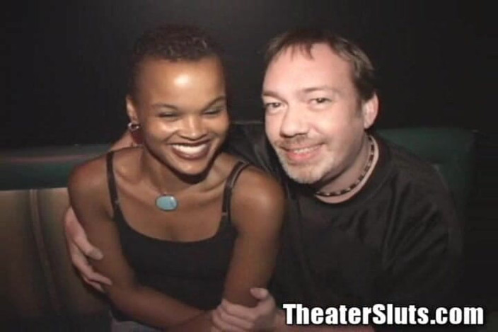 Theater Sluts: Bulanık amcık Afrikalı kaltak dölleme amcık porno tiyatrosunda grup sekste...